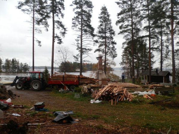 Viellä yksi laajempi kuva projekti työmaasta hirsimökin purku
Nätit maisemat on kyllä joka suuntaan, katolta varsinkin oli näyttävät, eise kuopion saaristokaupunki muutenkaan pahan näköinen ole:)
