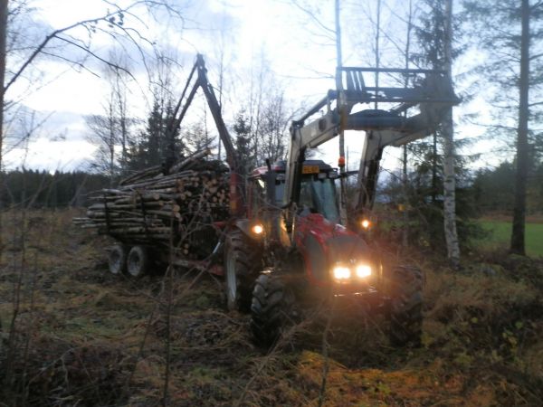 Valtra ja rankakuorma
En muuten lisäisi kuvaa koska huono laatu jne jne, mutta haluaisin jotain puhetta nykyajan raktorin renkaista, tarinoita kokemuksia ja niin edelleen, kuvasta hahmottuu että maasto on ihan hyvä mutta silti syystä tai toisesta raktorin toinen takarangas tuli lävistetyksi, liekkö ollut pitkä puunkanto vai mikä mutta hyvin  meni renkaasta läpitte sisuuksiin asti ja ilmat pois.Taitaa olla niin että nykyajan renkaat ovat ihan ilmapalloja verrattuna vanhan ajan renkaisiin..
