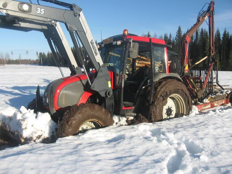 Valtra A92 ja edelleen noi vanhat rytkyt 
Kyllä pitää suunnitella kärriä josta sais aina työntö apua kun tarviis. Hyvinhän tuo tosta hyppäs ku kylän voima kone 903 Turbo valmet tuli hörplöttelemään viereen:)
Avainsanat: kiinni