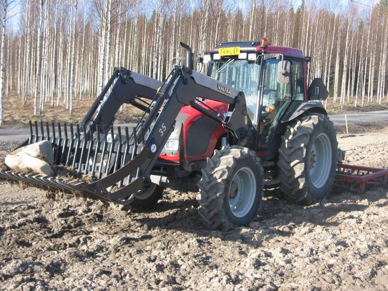 Valtra A92 35 valtran kuormain ja hakmo
Lietteen multausta ja kivien keruuta
