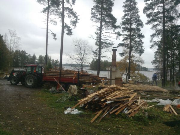 A92& Junkkari
Hirsikuorma, puretusta hirsimökistä ajettiin hirret ja kelpo puutavara maaningalle omistajalleen, ens kesänä on uudelleen mökin kokoaminen.
