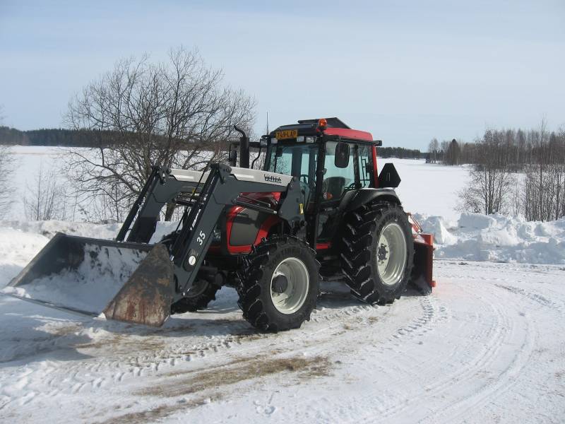 Valtra A92+35 valtran kuormain, perässä kiikkuu Esko
Pilikki miehille ja mökkiläisille auraamassa parkki paikkaa rantaan. Kyllä kait se on itekki lähettävä pilikillä käämään narraamassa kaloja kukkoa varten.Tuli eräs vanhempi mies juuri jäältä ja näytti repun sisältöä.Kyllä oli reppu tääs hyvän kokosta ahvenaa!:)
Avainsanat: Valtra A92