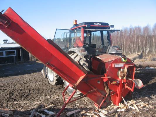 valmet 900  ja klapitukko
tässä on sentään kunnon klapikone, on ehkä muutaman puun joskus tehny
