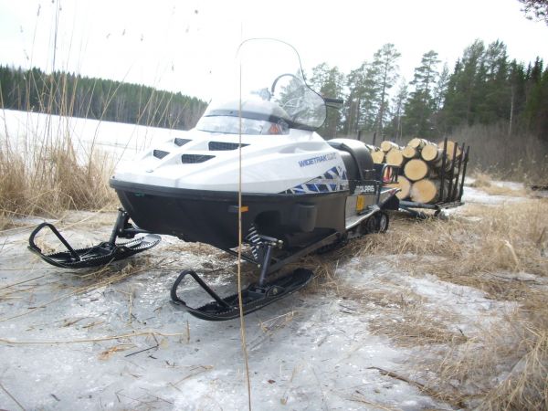 Polle kuormapäällä
Saaresta puut halontaan mantereelle
