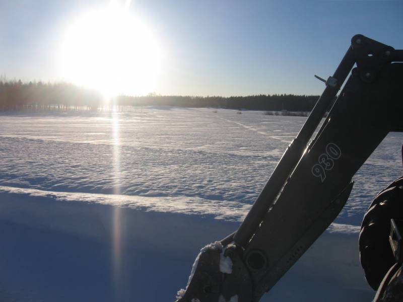 Kevättä se kohta rupeaapi koittamaan:)
Piti käyvä aukean kohat aukasemassa, jonniin verran juoksuttanu lunta aivan täynä  oli tiet. Mut mikäs siinä oli niin kommeet kelit että nautiskeluksi han se meni
