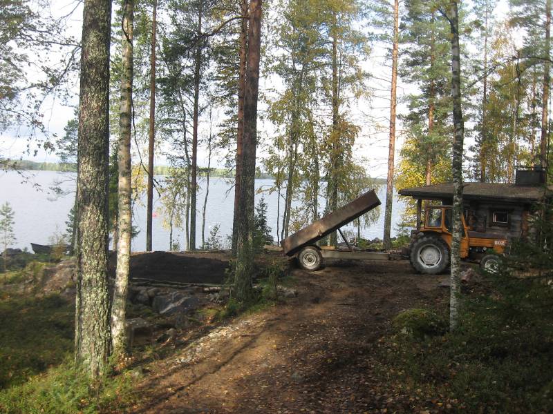 Maan ajua keltuaisella
Ahtaat paikat oli, oli vanhus hyvä pujottelemaan puitten lomassa, mutta näköalo oli hyvä nurmikko multaa kärrätä
