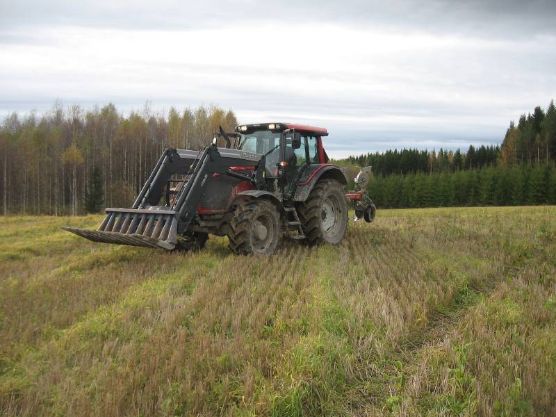 Valtra t-131 ja mod E 
Kyntö hommia
