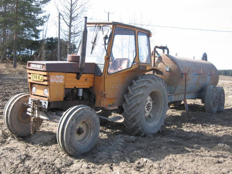 valmet 602 ja oku
Likakaivon tyhjennys yhdistelmä
