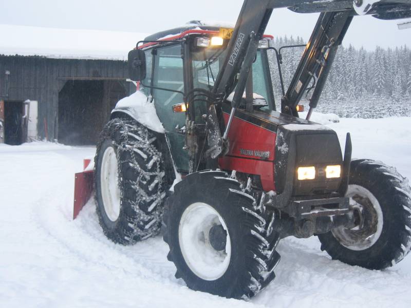 Valtra 900 ja Esko
Uutenavuotena tyrkkäs vähä luntakin lingottavaks
Avainsanat: valtra 900