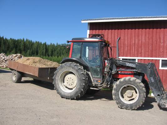 valtra 900 ja kipit
nuo kärryt on maaningan ensimmäisten joukossa, mutta hyvin ovat palvelleet ja varmasti kestää vielä pitkään
