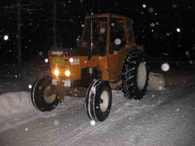 Valmet 602 & jykevä
Naapureiden iloksi kävin juoksutus lumet  auraamassa sivuun. Yhdessä naapurissa oli monta erikoisen näköistä ilmettä ikkunassa katsomassa että mikäs sieltä nyt tulee tietä pitkin!
