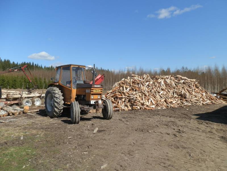 Valmet 602 ja klapipuikko
Tämän viikonlopun halko kiintiö,vielä jäi isomamat tukit jotka tehdään sirkkelillä sauna puiksi
