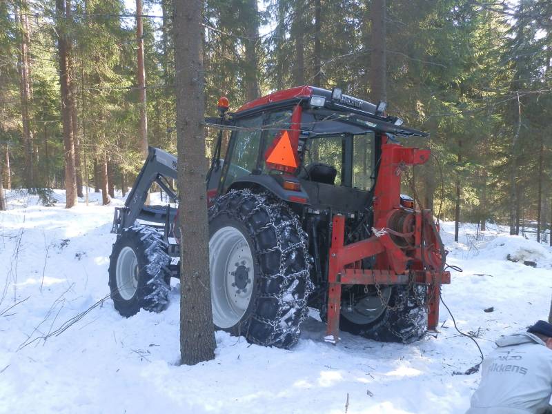 Valta ja lovipankko/vinssi
haapojen vinssausta ja vetelyä, hyvä keli oli kyllä savottaan ja  metässä pääs hyvästi ei yhtään liikaa lunta, paitsi ehkä jalko miehelle. Ainut vaan tuo mäessä kivien päällä keikkuminen ja rymyäminen ei kaikille sovi, mutta tällä kertaa ainakin selvittiin ehjin nahoin
