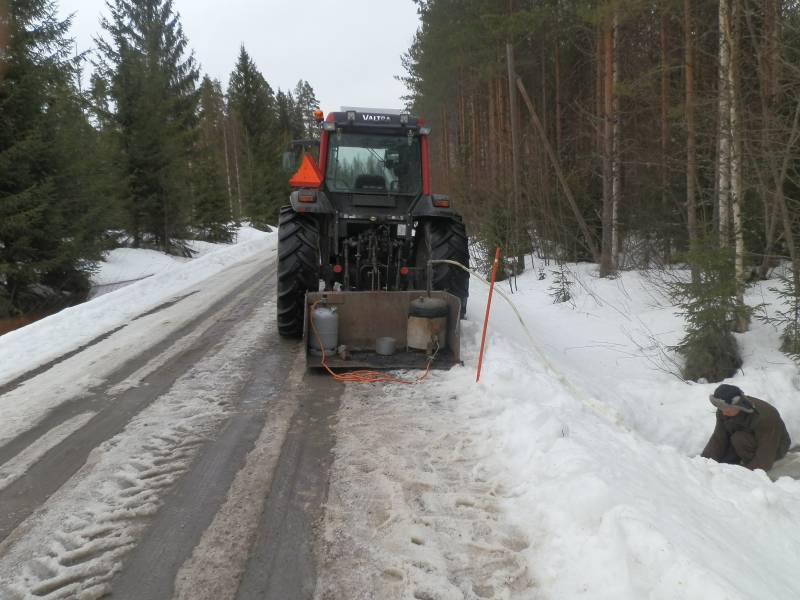 Rumppujen sulattelua.
Harvinaisen hyvä vuosi ei tarvinnyt kun 2 putkea sulattaa.Kokeilussa nyt uusi itse tehty höyrypannu joka lämpenee toholla, entinen paljon isompi pannu lempeni haloilla ja se oli aina taistelua. Tämä toho lämmitys paljon parempi ja nopeampi.
