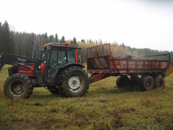 valtra 900 ja iigorit
välillä harrastaa tätä sontakuskin arkea
Avainsanat: valtra 900