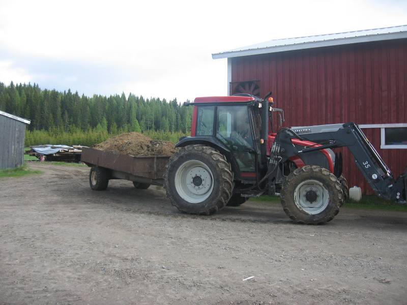 Valtra ja kuorma
Tuli löydettyä kansiosta samanlainen kuva mikä täällä jo on, ainut vaan että kesä vaihtunut ja veturi. uusia A veti hyvin kuormaa, mutta entinen 900 veti paremmin, tosin siinä olikin syötöt kohillaan.
