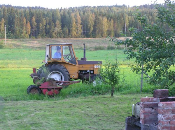 Valmet ja vartsa
Syksyn hommia, siistiä vähän paikkoja heinikoista.Ylättävän hyvin ojan päältäkin sai ajettua kun tarpeeksi pyöriä silppurissa. Ja ennalta ehkäisyä jos joku huomauttaa että kyseisestä koneesta paljon kuvia, nii entisiä poistuu sitämukaa kun uusia tulee.
