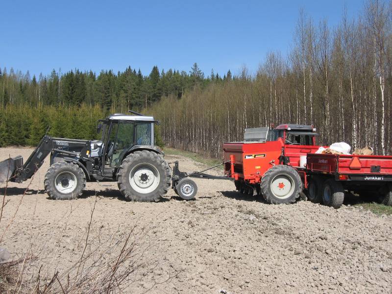 Valtra A-95 & 92  tume 2500 ja junkkari
Loppu apulannat nii piti lisää hakea
