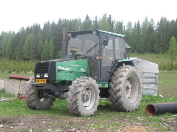 Valmet 655 glox
Meijän ex valmetti, ja paras tähän mennessä. Muistan pienenä poikana miten piti itkea kun tämä lähti vaihtoon, ja sitten oltiin suu messingillä kun toinen tuli tilalle. rakkaudesta lajiin vai miten se meni!
