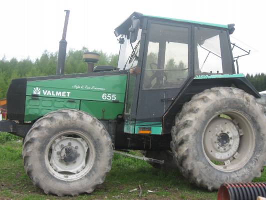 Valmet 655
Vanhempi valmetti.Vaihettiin pois ku tarvitttiin etukuormaaja.Ei jaksettu tuohon hommata
Avainsanat: valmet 655