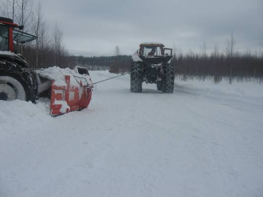 valtra 900 ja valmet 903
900 kiinni lingosta. onneks kaveri tuli auttaa
