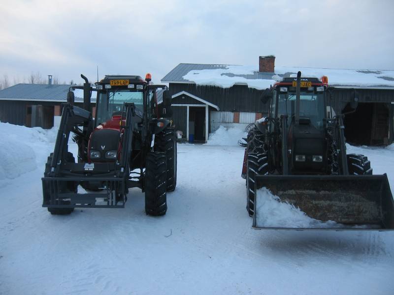 Valtra A92 ja Valtra 900
veljekset vierekkäin, tuli uusi A sarjalainen  900 lähtee vaihtoon 
