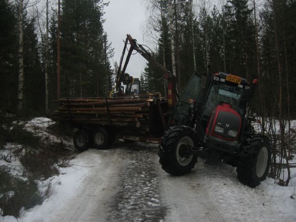 A92 ja nokat
meni vähän kaarros pitkäks ja kärri tyrkkäs vauhtia, ois sittenkin pitäny laittaa toisellekkin puolelle ketjut..
