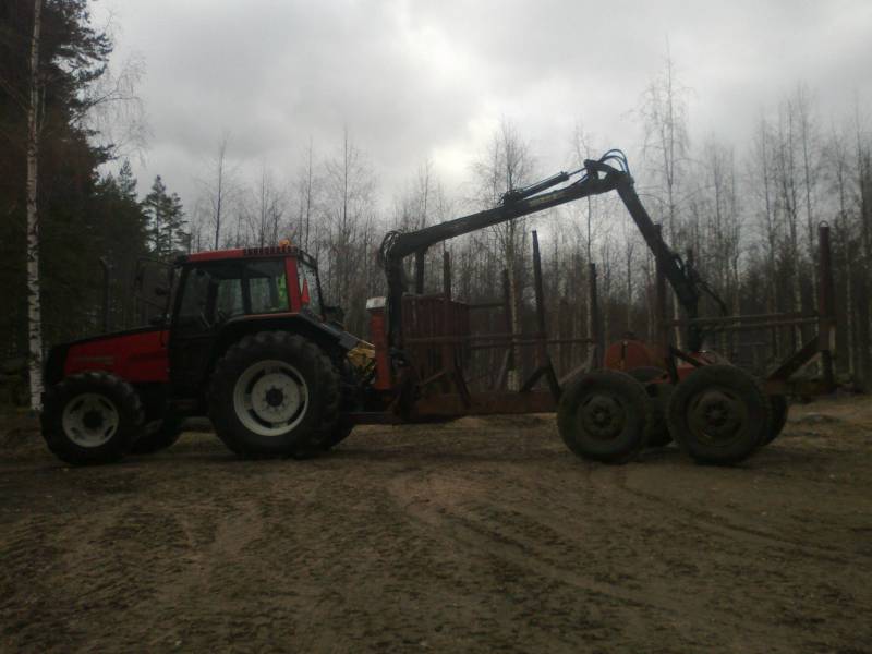 Valtra 6400 ja Farmin kuormain ja metsäkärry paketti
Valtra puiden ajon jälkeen. Hyvin ne puut vaan metästä pois tuolla paketilla tulevat.
Avainsanat: Valtra