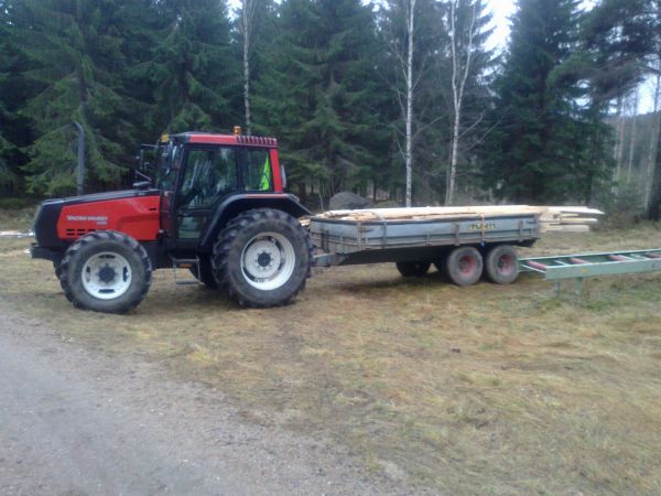 Valtra 6400 
Valtralla lähdössä lautakuorman vientiin, kun sirkkeliä pikkusen pyöräytettiin :)
Avainsanat: Valtra 6400