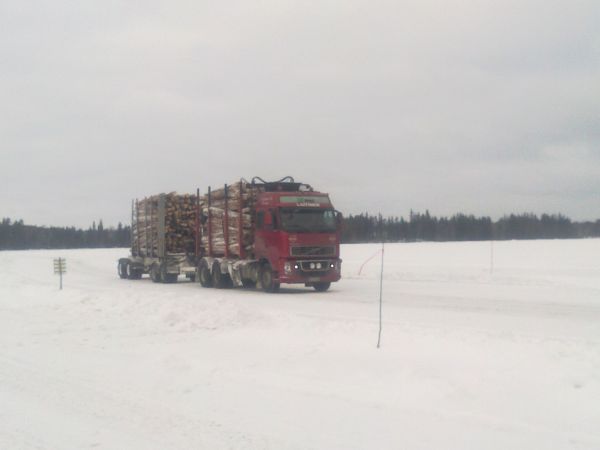 Rekat jäätiellä
Siellä se rekkaralli taas vaan jäällä alkoi. Tällä kertaa puuta ajettavana reilu 10000 mottia :D 
Avainsanat: Volvo