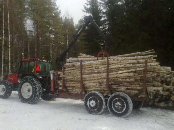 Valtra 6400 
Valtralla eikun puuta laaniin :D tyhjillä ei ajella :D 
Avainsanat: Valtra 6400