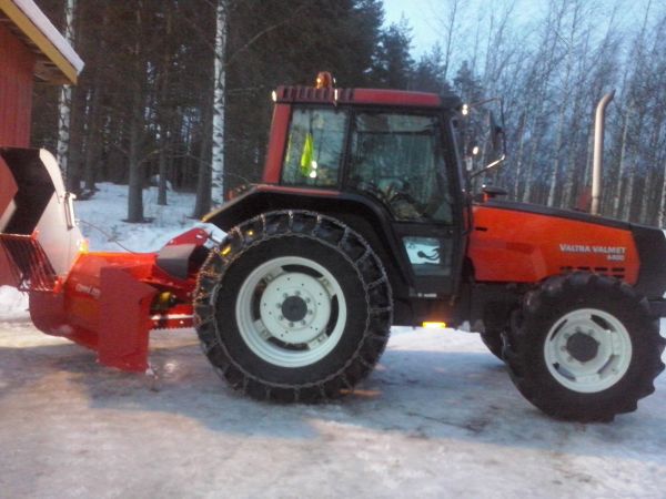 Valtra ja Vaman Leppä 255
Vaihtu musta Leppä sit punaiseen ja on iso ero. Kyllä se tämä Lapasyöttö vaan nielee suvilumenkin hyvin, eilen linkoilin +5 asteen kelissä :) 
Avainsanat: Valtra