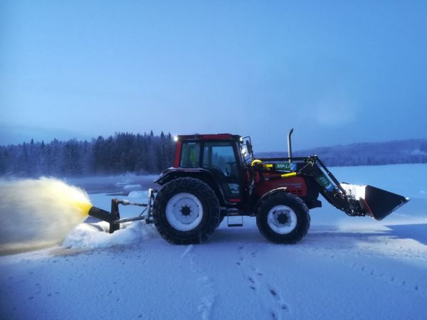 Valtra Jäätiellä pumppaamassa
Valtra jäätiehommissa, kahteen saareen noin 1km jäätien tekoa savottaa varten.
Avainsanat: Jäätie Valtra 6400