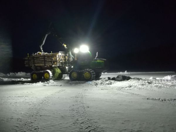 Jäätie savottahommia 
Tänä vuonnako muka heikot jäät järvissä :D 
Avainsanat: Jäätie savotta john deere metsäkone