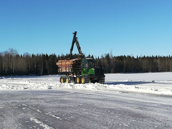 Jäätie savottahommia
Puu kulkee vaan jäällä komeasti :)
Avainsanat: Jäätie savotta , Jontikka