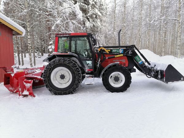 Valtra ja Huki
Leppä lähti uusille linkouksille ja Huki tuli tilalle. 
Avainsanat: Valtra Valmet 6400 ja Huki 255