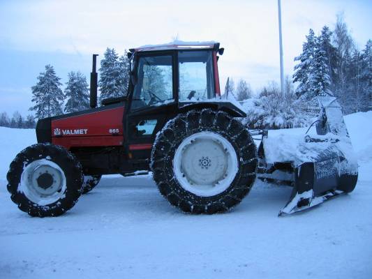 Valmet ja Leppä
Tuli sit lunta 20 cm yöllä, sai olla lumihommissa.
Avainsanat: Valmet 665