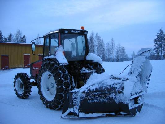 Valmet 665 ja Leppä
Lumihommien jälkeen. 
Avainsanat: Valmet 665