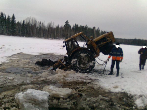 Valmet 500 kävi pesussa
Vallu nousemassa juuri jäistä, joskus aika arvaamatonta jäätien tekokin...
Avainsanat: valmet 500