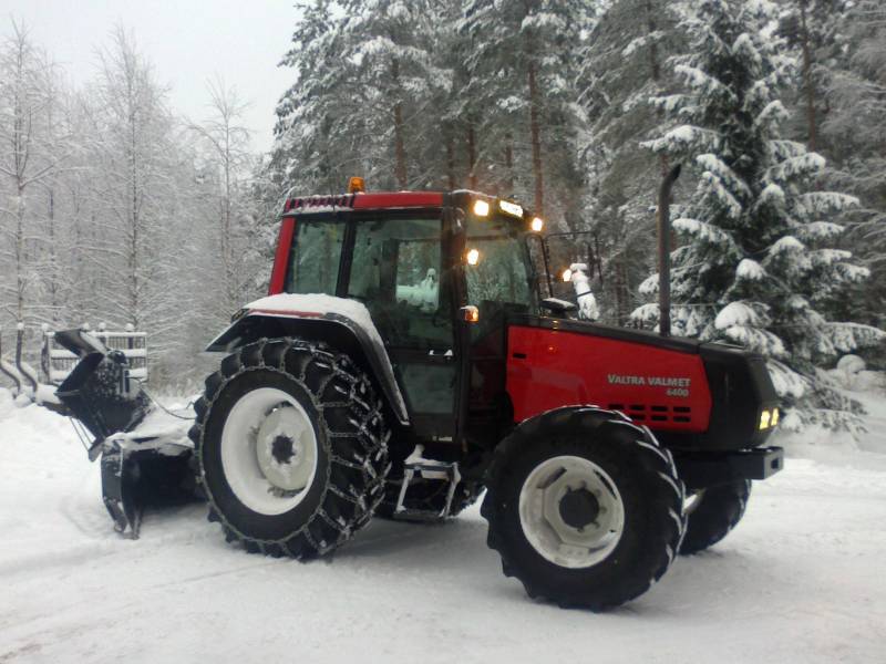 Valtra 6400
Valtra lumikierroksen jälkeen.
Avainsanat: Valtra