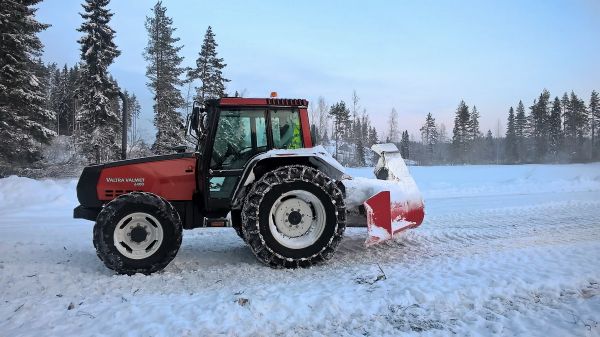 Valtralla jäätiellä
Valtralla jäätiellä saaressa koneita katsomassa :) 
Avainsanat: Jäätie Valtra