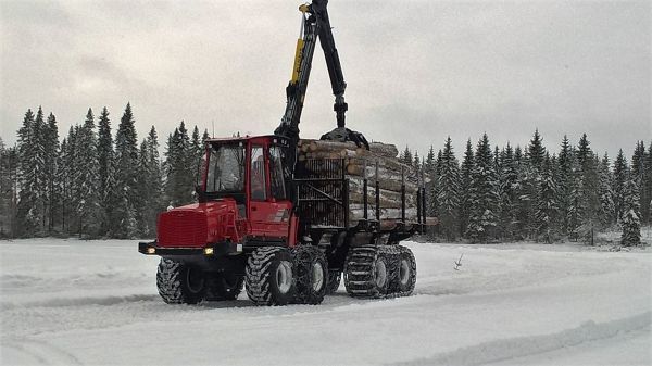 Komatsu jäätiellä
Nyt puu kulkee tällä tavalla jään yli rantaan, hyvin homma onnistu näinkin :) 
Avainsanat: Jäätie Komatsu