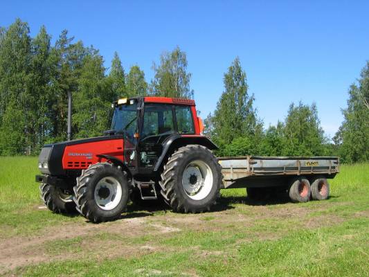 Valtra 6400 
Piti tänään käydä vähän valmetilla maita ajelemassa. 
Avainsanat: Valtra 6400