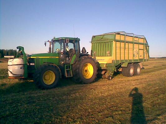 kesätyöpaikan kalustoa
jd 7710 ja krone 4XL ilta auringossa..
Avainsanat: john deere 7710 krone