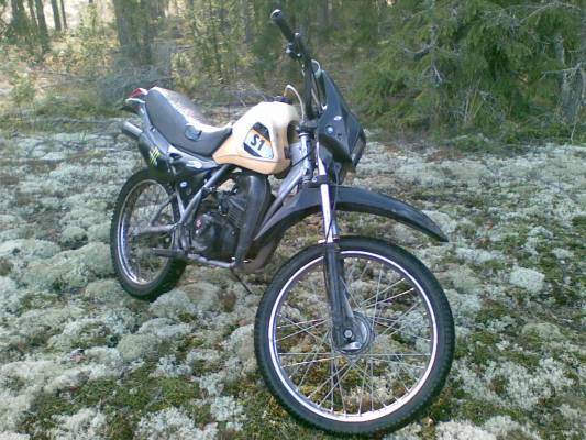 Suzuki s1 "92"
joo vireinä: Pro sportin putki, Dellorto SHA 14mm, 50cc poweri
Avainsanat: Suzuki S1