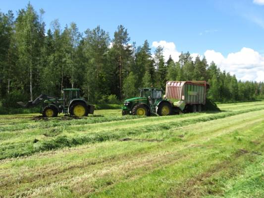 jontikka ja strautmann
kiinni jäi, oli pelto hiukan kostea. 
Avainsanat: 7930 6810 strautmann