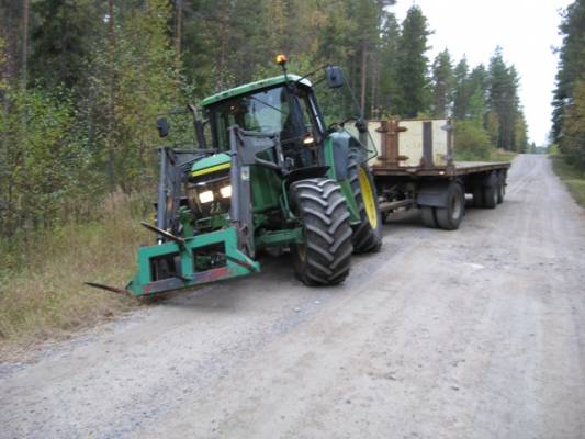 jd6810
ojaan, ja vielä suoralla tiellä ;) tien reuna murtui alta ku aikansa väisteli nuita monttuja tiessä.. sitä sattuu ;D 
Avainsanat: 6810