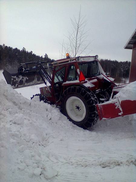 jatkoa edelliselle kuvalle
lumien siirtoa kauhalla
Avainsanat: fiatagri 70-90