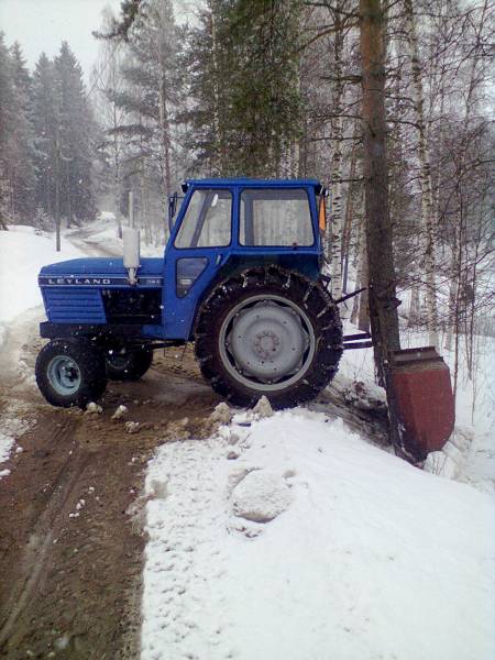 Leyland 384
välillä vanhemmalla kalustolla sohjojen lykkimistä
Avainsanat: leyland 384 kartano