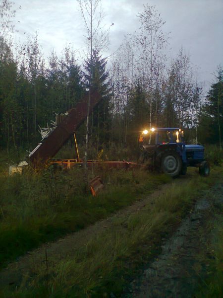 leyland ja pehtoori
Leukulla roju kuormaa kippaamassa, naapurilta tuli 2 kuormaa poltettavaa rojua.
Avainsanat: leyland 384 pehtoori